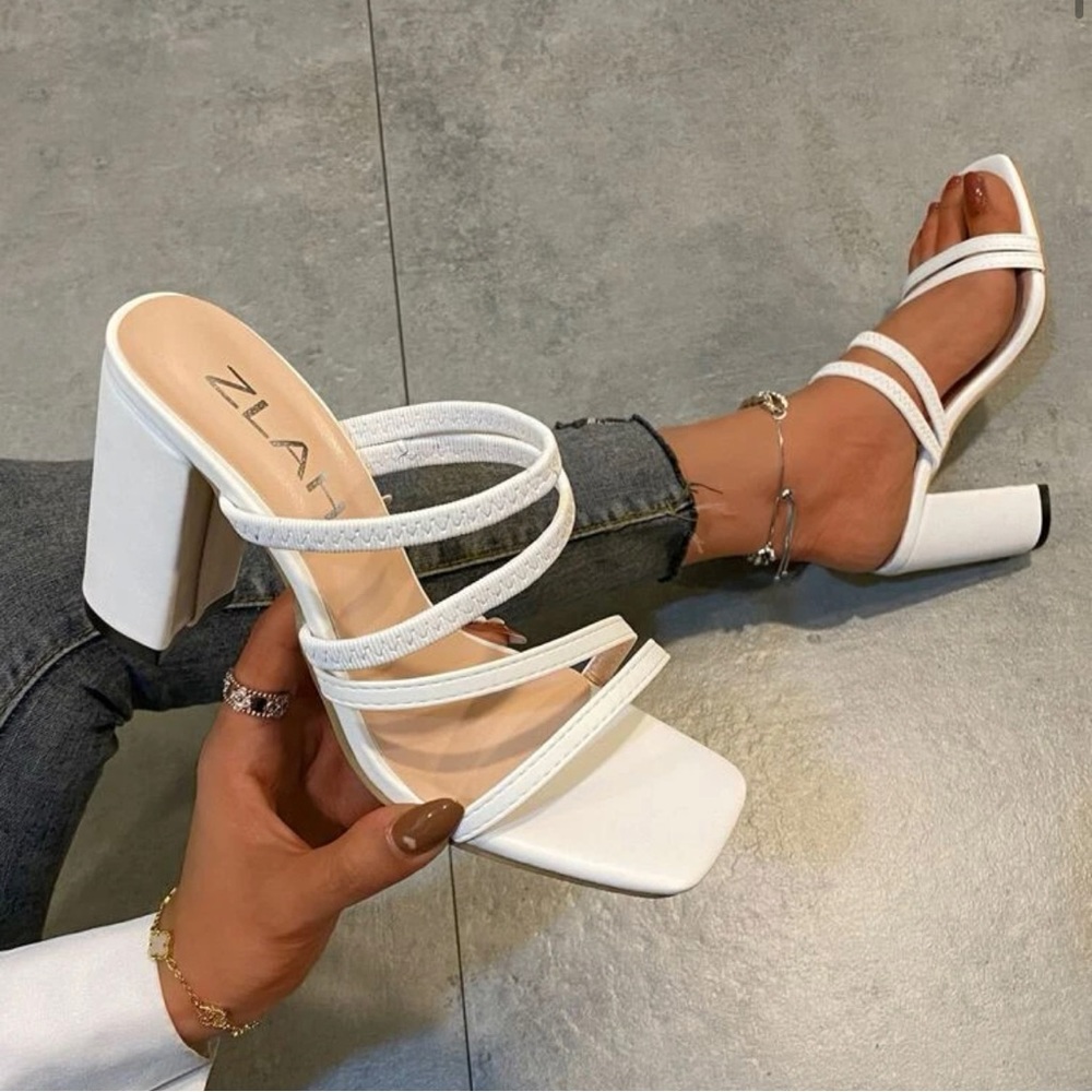 Minimalist chunky heeled mule sandals!